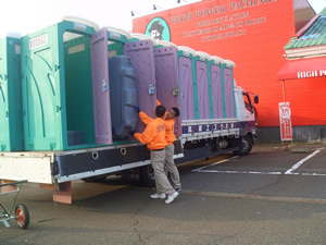 仮設トイレの荷降ろし